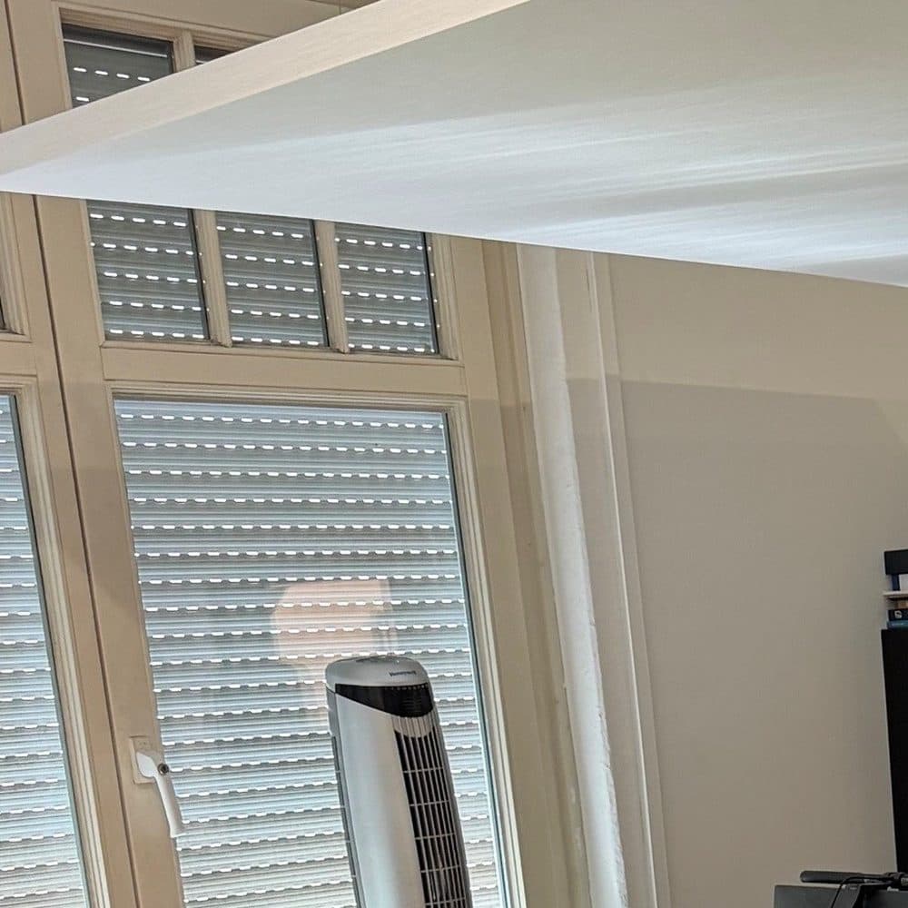 Bürofenster mit außenliegendem Sonnenschutz